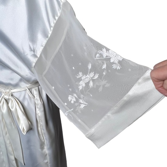 Valerie Stevens White Satin Kimono Sleeves Short Robe Size S Lace Trim Silky - Picture 3 of 14